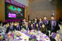 馮校友（第二排右四）與王淑英教授（第一排右三）及其他書院同學在2013年12月舉行的中大五十周年校慶晚宴中合照。